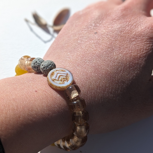 Recycled yellow glass bracelet with lava beads as essential oil diffuser - Picture 4 of 6